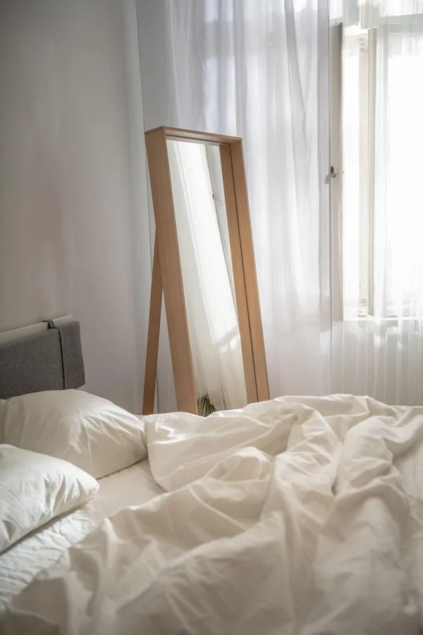gra świateł odbijających się w lustrze w nastrojowej sypialni